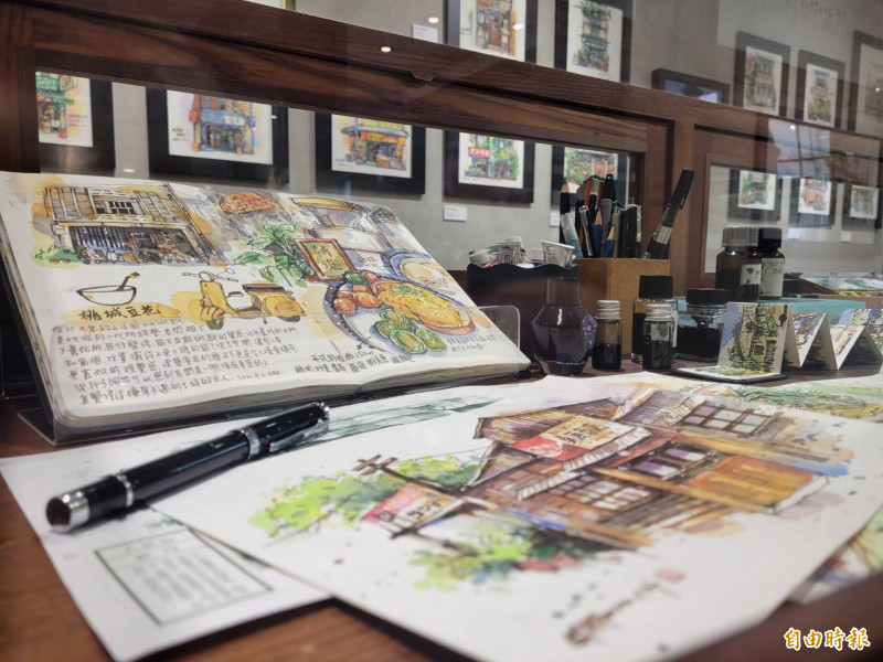 鄭開翔《品味城市》特展共展出19幅街屋畫作，其中有13幅作品座落在台南，另外搭配以小吃、懷舊小物為主題的明信片。（記者王俊忠攝）
