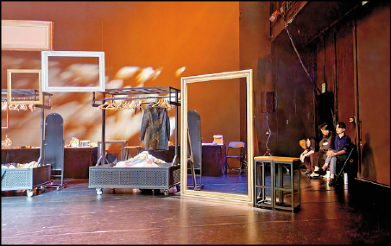 英文版《LPC》演出過程包括換裝、短暫等戲都在舞台，直到最後衣架空了，彷彿也把人生走了一趟。