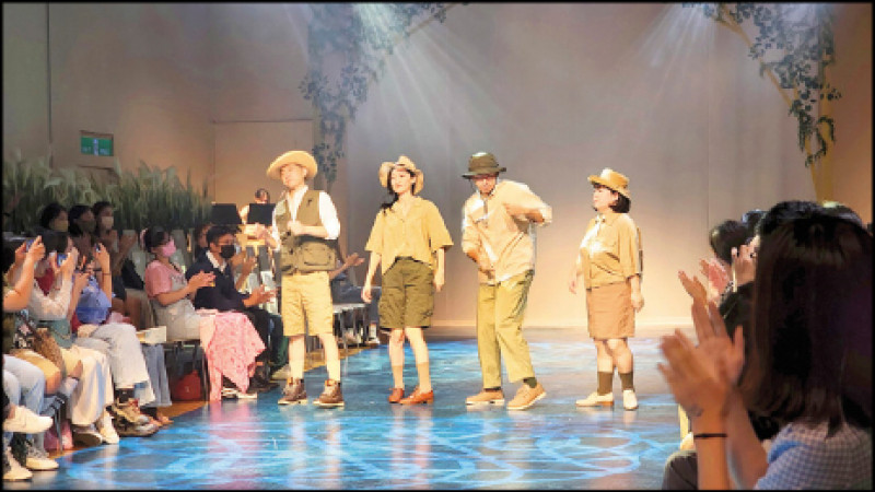 瘋戲樂工作室製作的中文版《LPC》正在信義誠品演出中。