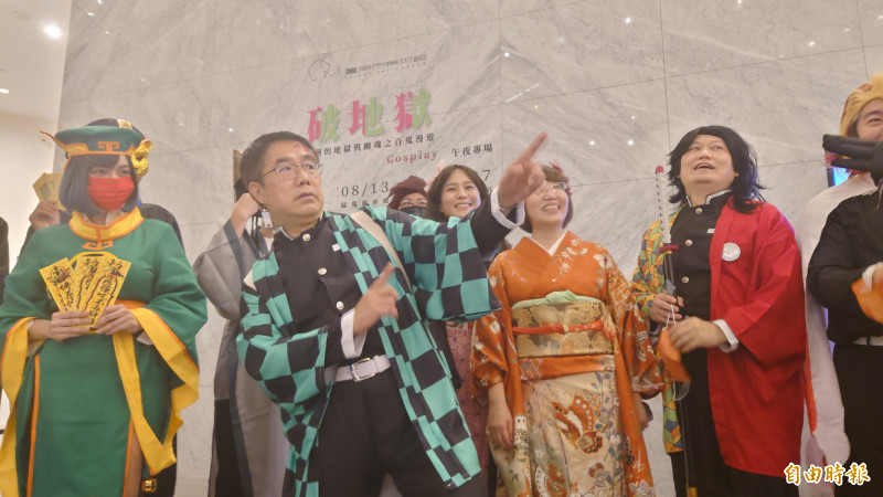 台南首度舉辦「全國古蹟日就是台南Cosplay日」，號召全國Cospla迷9月17日「全國古蹟日」來網美。圖為台南市長黃偉哲（左2）於7月30日參加南美館首場Cosplay活動， 扮《鬼滅之刃》劇中主角碳治郎。（記者洪瑞琴攝）