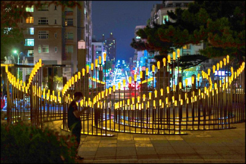 公園廣場中央，由偶然設計與黑川互動媒體藝術合作，以300顆口吹玻璃呈現的「透明苑」藝術裝置。（新竹市政府提供）