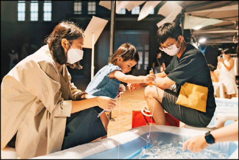 適合親子共遊的玻璃趣味活動。（新竹市政府提供）