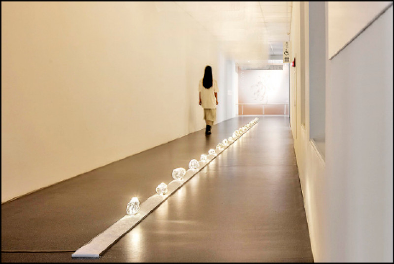 透明博物館展區入口廊道。勿忘榮光展區，呈現玻璃工藝於台灣的發展脈絡。（丰宇影像提供）