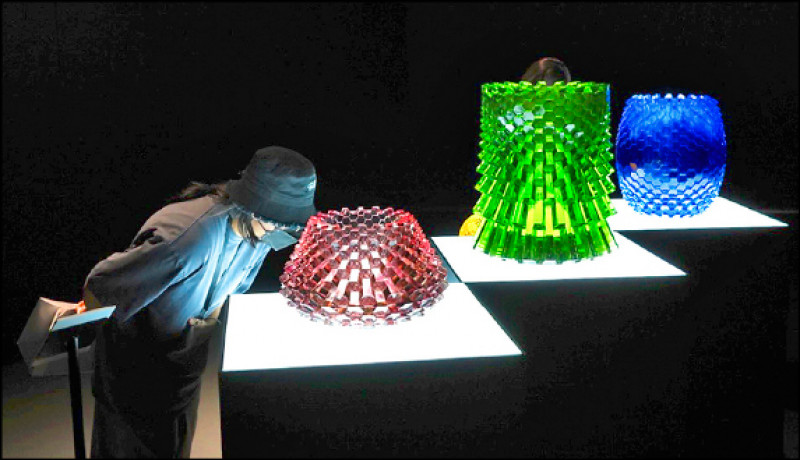 tittot琉園與英國知名設計師Michael Young合作的「共構系列」6件大作，其中單件作品即重上百公斤。