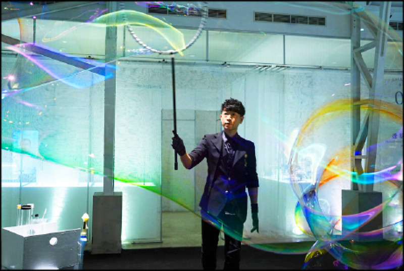 擁有多項金氏世界紀錄，致力於推廣泡泡藝術的台灣泡藝師蘇仲太，於開幕當天以泡藝詮釋玻璃的輕透之美。