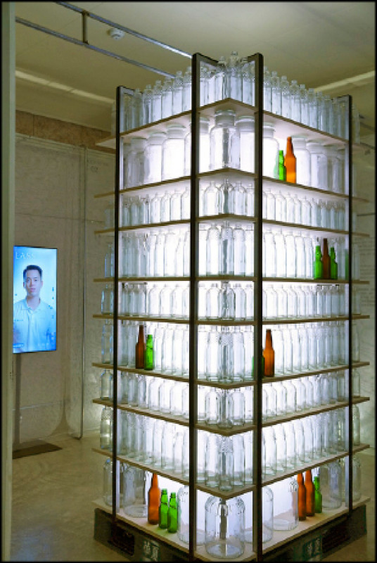 台灣華夏玻璃公司是為全台灣最大日用玻璃製造商，以華夏玻璃棧板出貨的狀況，一落落的，從台灣到世界角落，呈現玻璃的包容性。