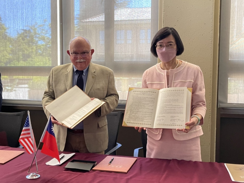 國圖館長曾淑賢（右）與史丹佛總圖書館副館長Roberto_Trujillo手持約本與出席來賓共同見證雙邊合作。（國圖提供）