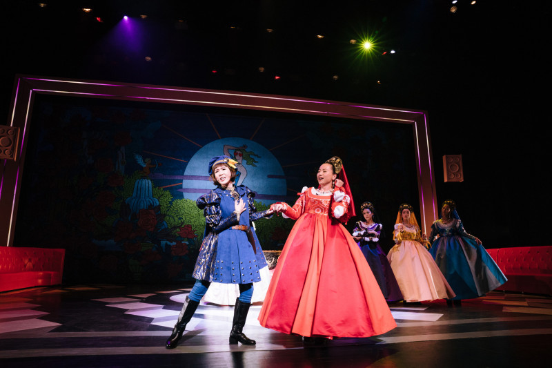 雙線敘事的形式，男女主角時而成為虛構故事主角，時而回到現實生活情境，搭配劇中押韻、雙關語幽默台詞，大談「羅密歐與茱麗葉」、「志明與春嬌」等搞笑經典愛情戲中戲。（兩廳院提供）