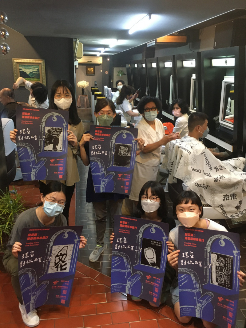「理容對你而言」共創工作坊，送自己做的版畫海報到東來理髮廳。（台南市文化局提供）