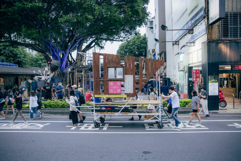 「城市洗頭車」走讀台南。（台南市文化局提供）