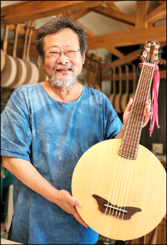 陳明章40餘年來不斷思考如何創造一把屬於台灣樣貌及聲音的琴，後來以月琴為基礎結合吉他，透過各種彈奏、演出實驗，於2020年創造出有6條線的「台灣明琴」。