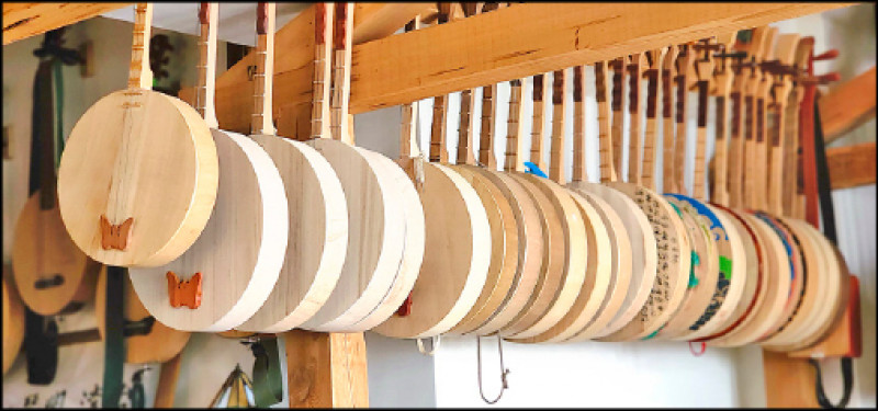 工作室內掛滿月琴。