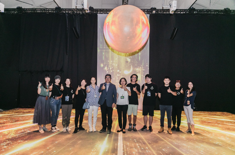 數位部產業署長呂正華（左6）及高市經發局陳杏怡處長（右6）與執行團隊智崴、修雷、馥谷魚、臺灣產學策進會合影。（記者王榮祥翻攝）