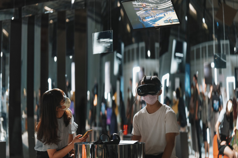 民眾以第一人稱視角體驗HTC與睿至打造《運動賽事》。（記者王榮祥翻攝）