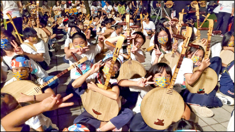 恆春半島各學校學生們自發學習月琴並興奮參與千人傳唱活動。