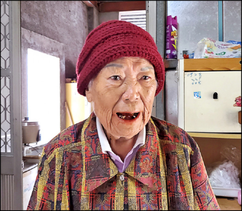 天生擁有好歌喉的日貴阿嬤，如今依然歌聲宏亮。