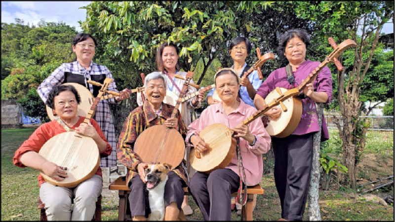 日貴阿嬤的愛犬就叫「思想起」，因此當阿嬤與藝生們開始唱〈思想起〉，愛犬就主動入列。