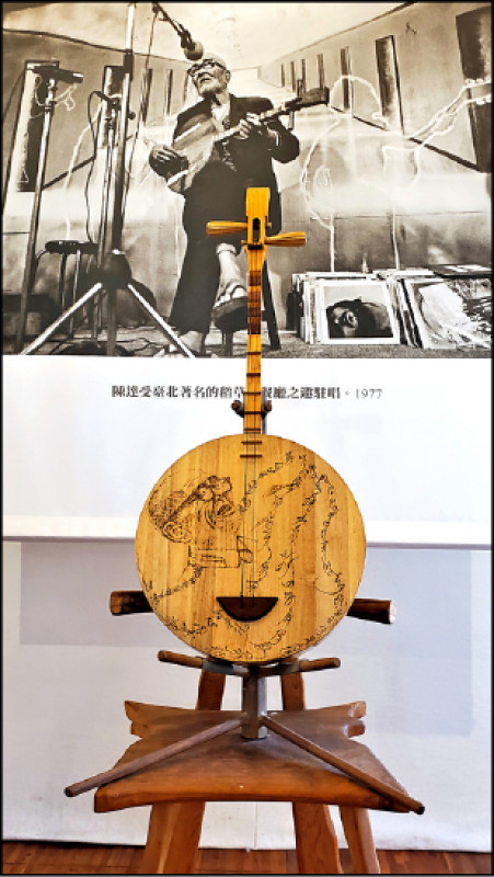 恆春民謠館展示陳達的事蹟。