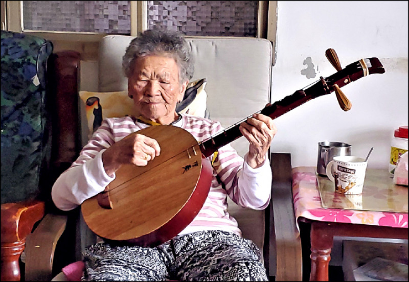 月琴只有2根弦，卻撥動無限的心聲，在陳英顯慢的〈思想起〉步調中，像翻閱一篇篇人生故事。