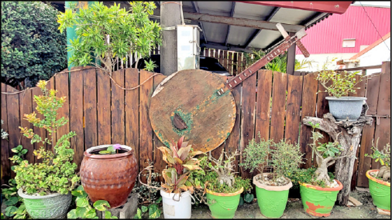 陳英阿嬤家外的月琴裝飾。