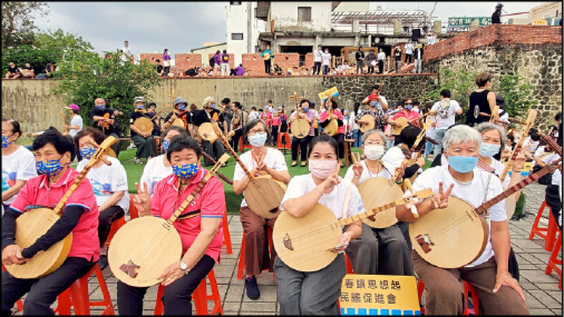 半島歌謠祭辦過幾次千人傳唱活動，每次活動日當天下午，來自各地的團隊集結排練。