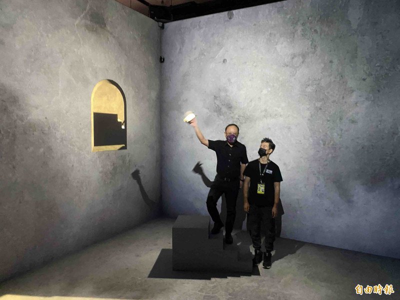 韓國導演文畯鏞（右）指導史哲體驗「光影遊戲：追星星的人」。（記者黃旭磊攝）