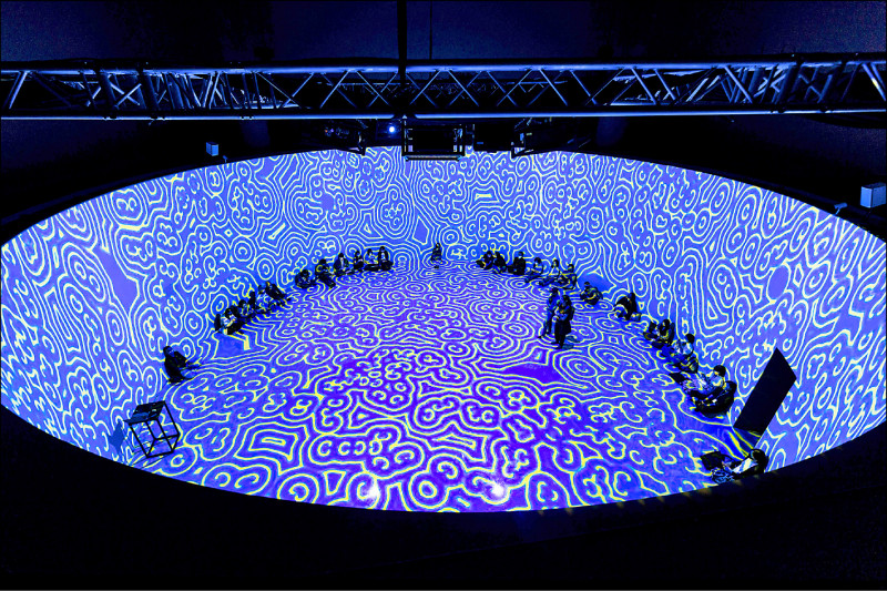 蔡奇宏《封包對撞機》（超維度互動提供，賴彥茹攝影）