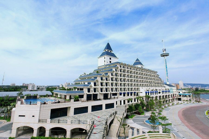 福容大飯店淡水漁人碼頭坐擁淡水美景。（福容大飯店福隆提供）