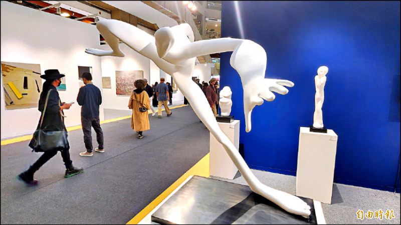 美籍華裔藝術家王尋，1962年生於台灣，年幼時曾於鶯歌學習傳統雕刻技藝，曾獲北美館美展雕塑類第1名，後赴紐約進修，並於畢業後進入美國知名視覺特效公司工作十餘年，2007年返台後陸續發表360度全向式「時差雕塑」，以及利用各個不同透視鏡位差異創新的「視差雕塑」，讓作品即使在焦距上差異變形，但塑造出簡約流暢的線條，讓觀者更能聚焦於人體刻畫的主題。圖為2020年作品〈跨越〉，125x96x120公分。（記者凌美雪攝）