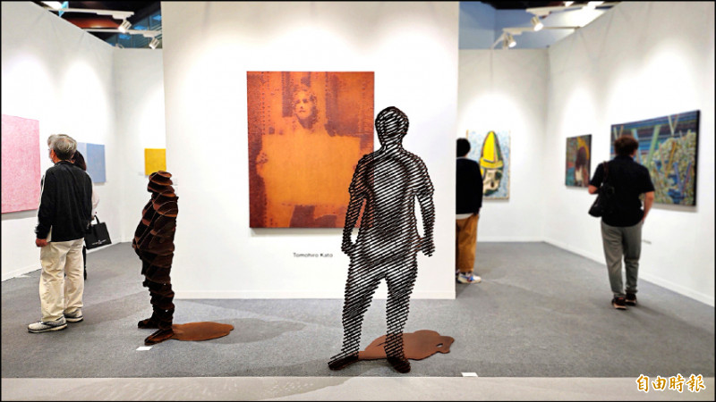 1981年生的日本青年雕塑家加藤智大，作品呈現成熟的思想脈絡，以鐵件製成無名的人物，探討在現代社會規範下，人的存在型態。此次加藤智大親自攜多件作品隨畫廊來台參展。（記者凌美雪攝）