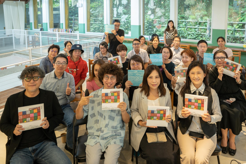 基隆文化局出版《潮浪基隆》文學攝影集。（基隆市政府提供）