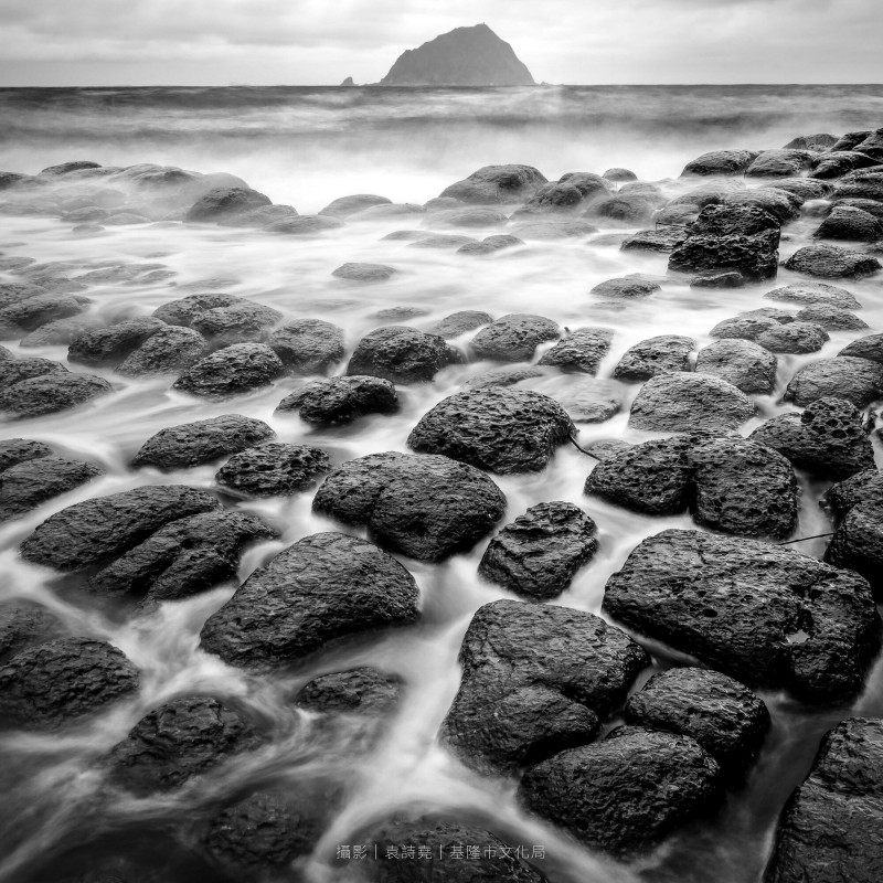 從和平島阿拉寶灣看基隆嶼。（基隆市政府提供）