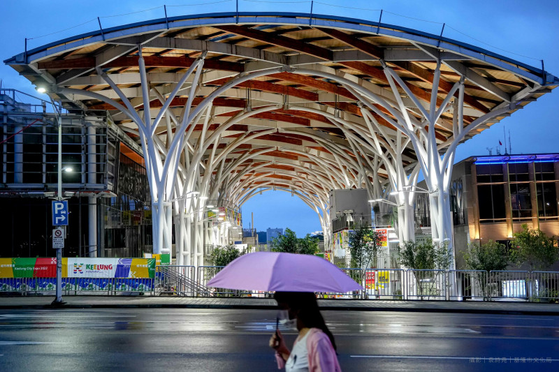 基隆市舊火車站前的大頂棚，展現基隆市新氣象。（基隆市政府提供）