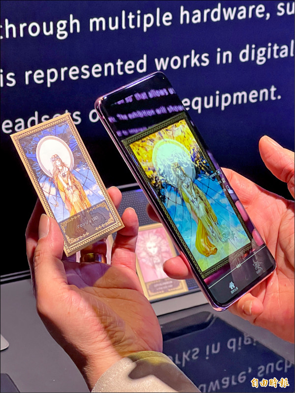 日本知名插畫家天野喜孝享與邦鼎科技合作之《天野喜孝VR美術館》，可藉由VR設備或手持設備與作品互動。
（記者凃盈如攝）