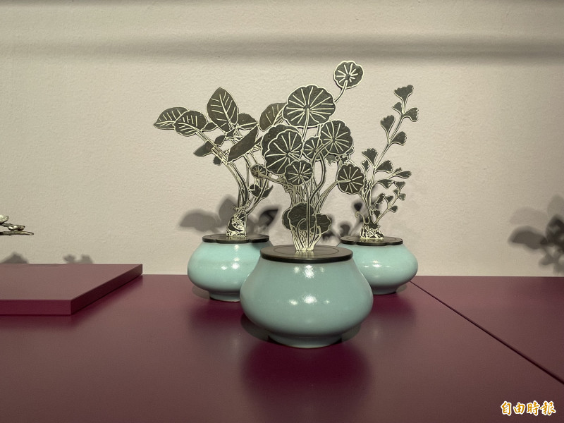 陶瓷藝術家將香器具變成桌上的美麗風景。（記者翁聿煌攝）