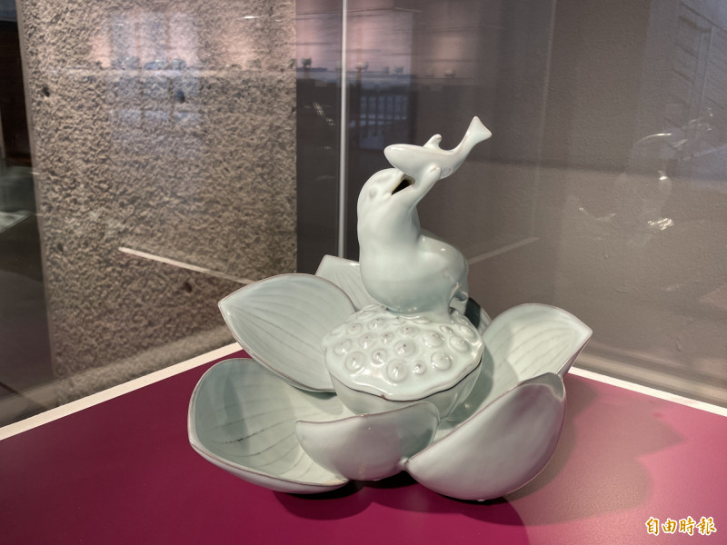 陶瓷藝術家們將香器具變成桌上的美麗風景。（記者翁聿煌攝）