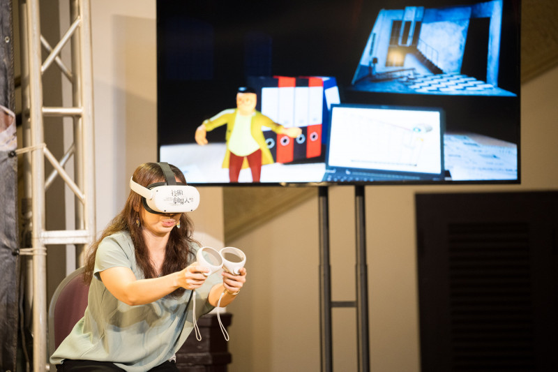 展覽開箱貴賓吉米布蘭卡試玩VR。（曖劇場提供）