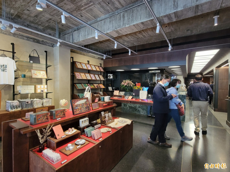 台南文鼎留聲博物館內設有文創紀念品專區及咖啡廳。（記者王姝琇攝）