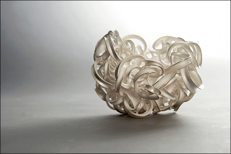 「台灣工藝演譯28＋」開展，即日起於新光三越台北信義新天地開展，展出多元且融入當代生活的作品。圖為黃明珠〈築構&足夠〉（2009）。
（文化部提供）