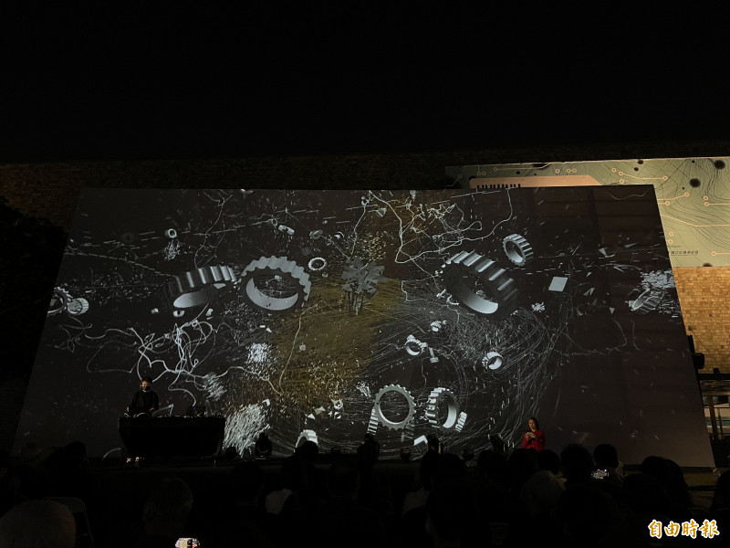 開幕典禮由台北美術獎首獎得主王連晟帶來的音像表演〈量子學〉揭開序幕。（記者凃盈如攝）