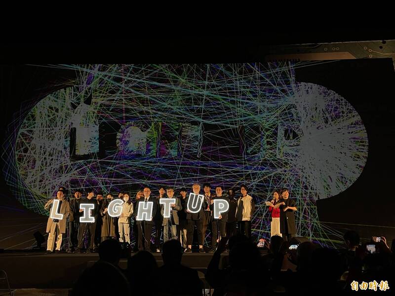 在王連晟的展演之後，文化部次長蕭宗煌、國美館館長廖仁義與參展藝術家合影，正式啟動2023台灣國際光影藝術節。（記者凃盈如攝）