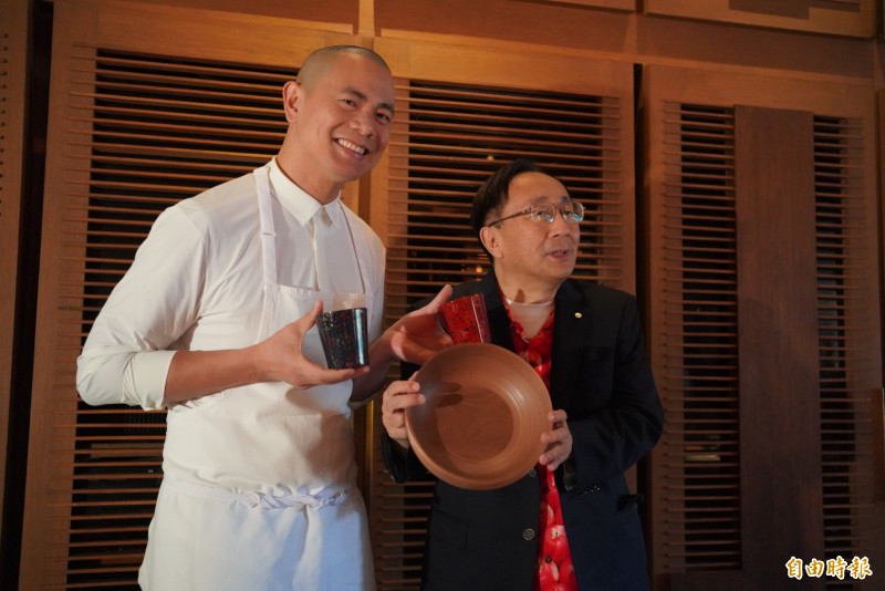 青森縣知事三村申吾（右）於今年特別來台，表達與江振誠和RAW團隊合作之感動與期待。（記者凃盈如攝）