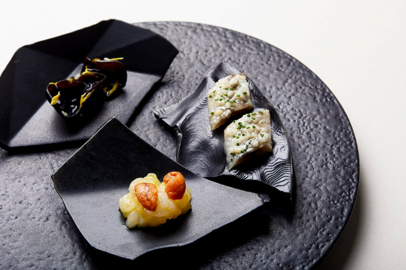 「壽司子、飯壽司／海膽、馬鈴薯粕／蘋果木耳、菊花漬」展現「食材」的永續。（RAW提供）