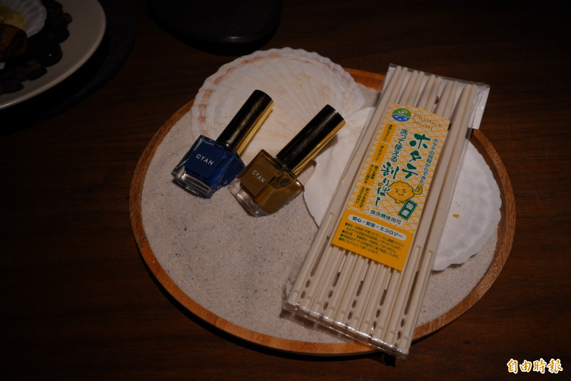 帆立貝殼的衍生商品。（記者凃盈如攝）