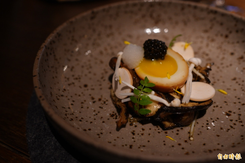 「堅果、核桃、菇類／野生kinoko／燻制、炭化」。（記者凃盈如攝）