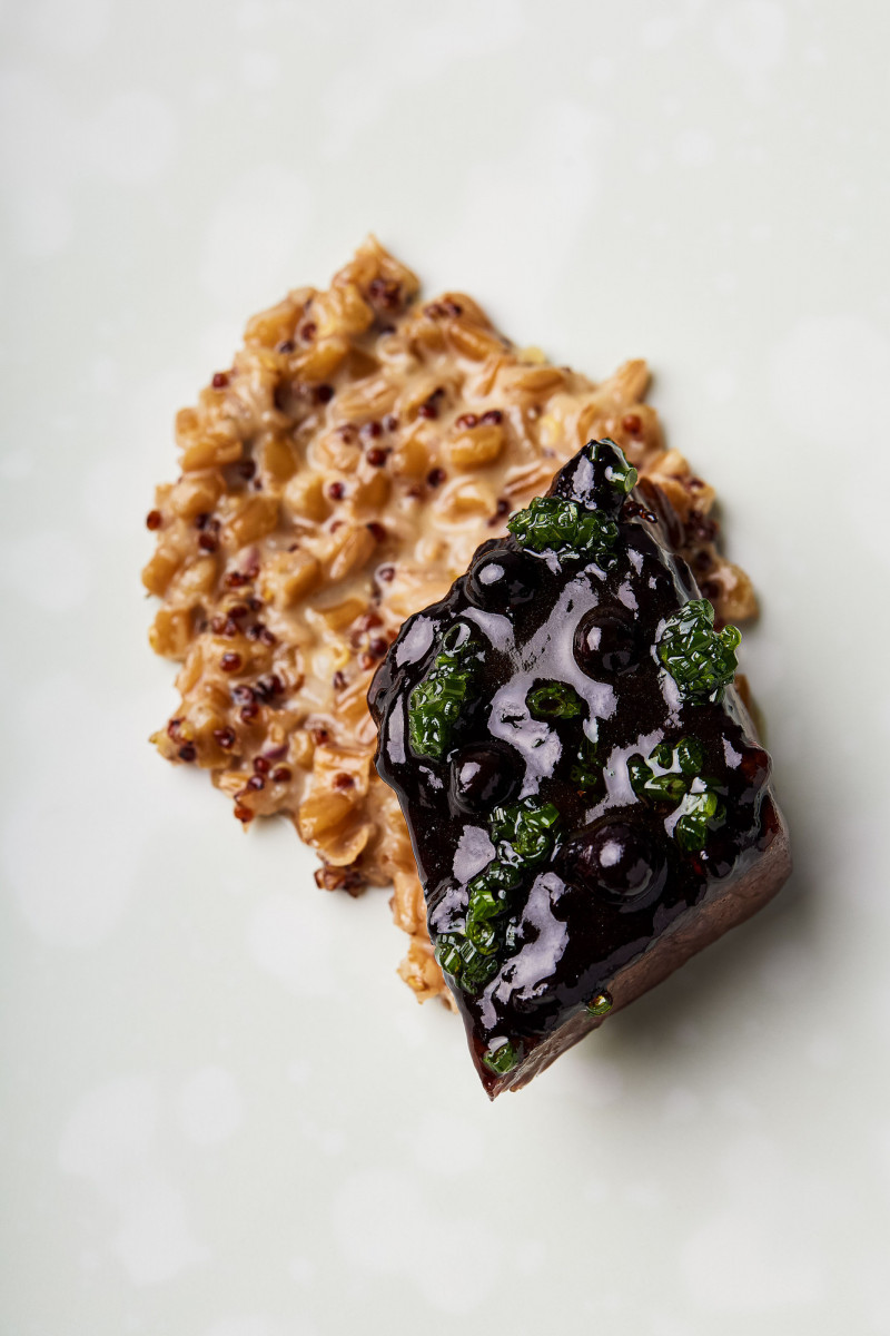 「黑醋栗／小錦刺繡／鹽麴牛」。（RAW提供）