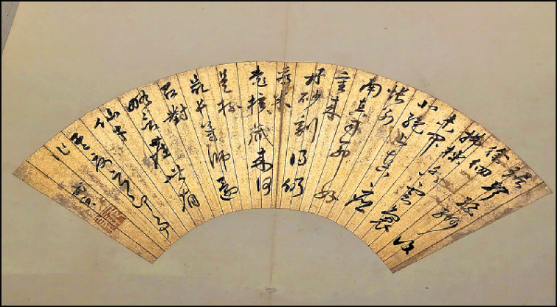 王世貞的扇面書作傳世少見，此為其一〈行草書七言詩〉（展至12月25日），12月28日起改展〈五言草書〉。