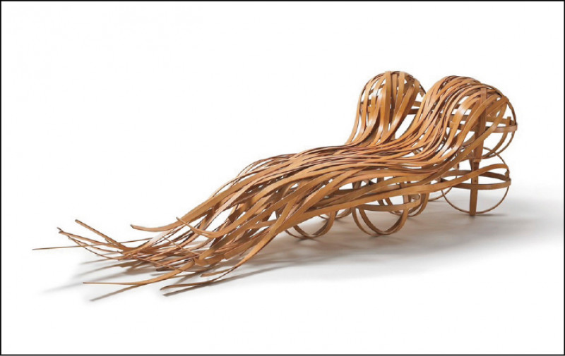 工藝中心旗下時尚工藝品牌Yii，媒合原本少有交集的工藝師及設計師，相互激盪，開發出具現代美感的作品。此為作品〈飄〉（國立台灣工藝研究發展中心提供）