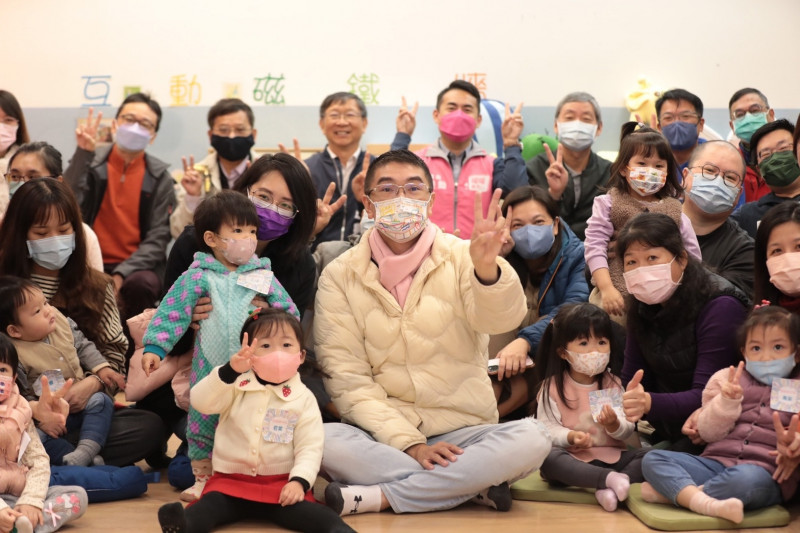 謝國樑鼓勵更多的爸爸說繪本故事給孩子聽，讓更多家庭感受共讀喜悅。（圖為基隆市政府提供）