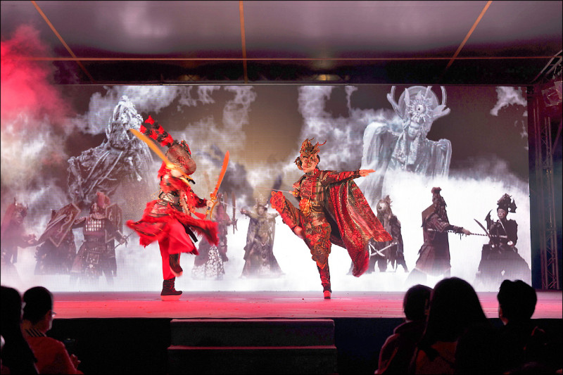 朱柏澄飾演周穆王（右），大戰饕餮張偉全。
（當代傳奇劇場提供）